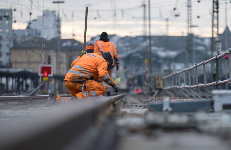 Arbeiten an Schienen führen oft Sperrungen mit sich. (Symbolbild) Arbeiten an Schienen führen oft Sperrungen mit sich. (Symbolbild)