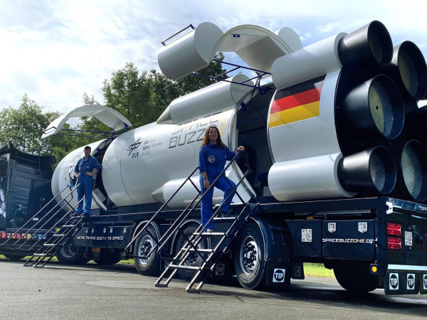Astronauten nehmen junge Besucher im SpaceBuzz One virtuell mit ins All.