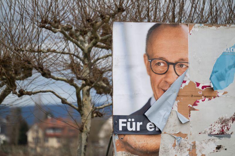 Attacken gibt es auf große Standplakate oder auch auf an Laternen hängende kleinere Exemplare. Attacken gibt es auf große Standplakate oder auch auf an Laternen hängende kleinere Exemplare.