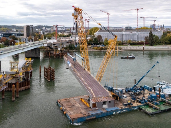 Auch auf der Pfaffendorfer Seite konnten im Oktober die ersten Stahlbauteile für die Pfaffendorfer Brücke per Kran eingehoben werden.