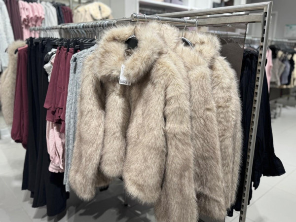 Auch bei „H&M“ gibt es die beliebten Trendteile.