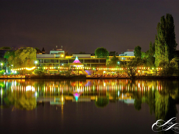 Auch bei Nacht ist der Stattstrand in Koblenz beliebt.