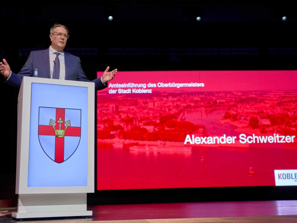 Auch der rheinland-pfälzische Ministerpräsident Alexander Schweitzer gratulierte Oberbürgermeister David Langner zum Start in seine zweite Amtszeit.