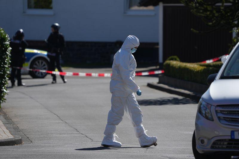 Auch einen Tag nach der Gewalttat von Weitefeld mit drei Toten sind der oder die Täter noch auf der Flucht. Auch einen Tag nach der Gewalttat von Weitefeld mit drei Toten sind der oder die Täter noch auf der Flucht.