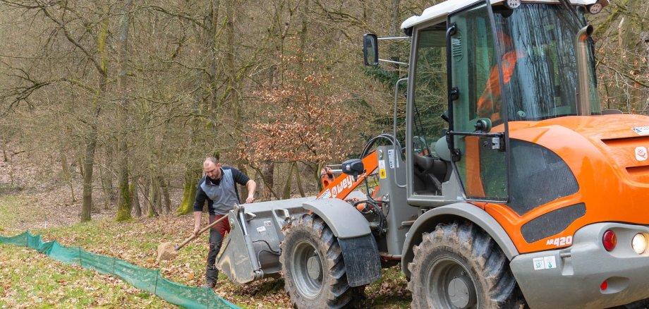Auch im Gebiet des Bad Salziger Kurparks sind vermehrt Amphibien auf Wanderschaft. Am Dienstag, 25. Februar 2025, wurden auch hier wieder die Schutzzäune von Mitarbeitern des städtischen Bauh Auch im Gebiet des Bad Salziger Kurparks sind vermehrt Amphibien auf Wanderschaft. Am Dienstag, 25. Februar 2025, wurden auch hier wieder die Schutzzäune von Mitarbeitern des städtischen Bauh