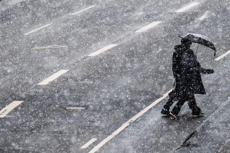 Auch in Frankfurt schneit es bereits kräftig. Auch in Frankfurt schneit es bereits kräftig.