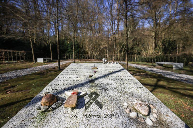 Auf dem Friedhof in Haltern erinnert ein symbolisches Klassenzimmer an die Spanischaustausch-Gruppe. Die Namen der Toten stehen auf dem Lehrerpult. Auf dem Friedhof in Haltern erinnert ein symbolisches Klassenzimmer an die Spanischaustausch-Gruppe. Die Namen der Toten stehen auf dem Lehrerpult.
