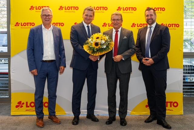 Auf dem honorarfreien Foto stehen von links nach rechts:  Rudolf Storck (Vorsitzender der Gesellschafterversammlung), Christian Baldauf (künftiger Geschäftsführer Lotto Rheinland-Pfalz), Jürg