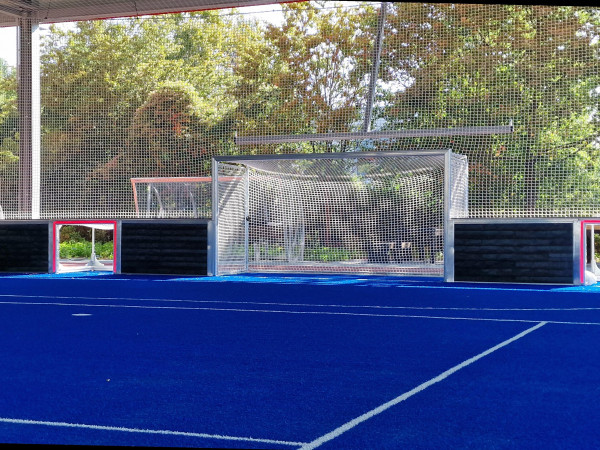 Auf dem Multicourt gibt es zwei klappbare Minitore, die für spezielle Trainingsformen genutzt werden können.