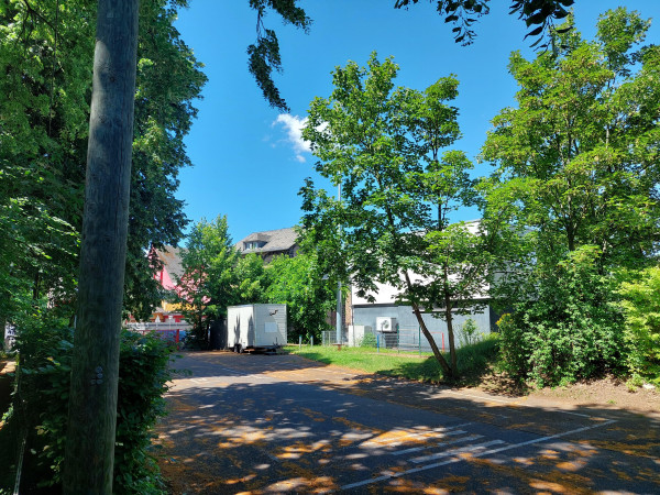 Auf dem Platz neben der "Alten Schule" in Koblenz-Bubenheim soll für 2,5 Millionen Euro ein neuer Dorfplatz entstehen.