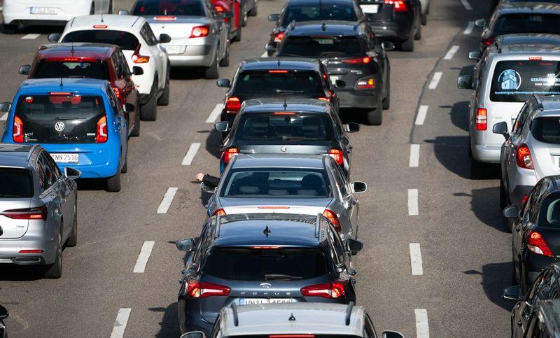 Auf den Autobahnen in Rheinland-Pfalz können sich am Pfingstwochenende lange Staus bilden. (Archivbild) Auf den Autobahnen in Rheinland-Pfalz können sich am Pfingstwochenende lange Staus bilden. (Archivbild)