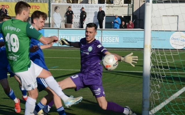 Auf den Engerser Torwart Franjo Serdarusic, hier beim 2:1-Heimsieg seiner Mannschaft in der Oberliga gegen den TuS Mechtersheim, kommt im Pokal-Halbfinale gegen den Regionalligisten SV Eintra