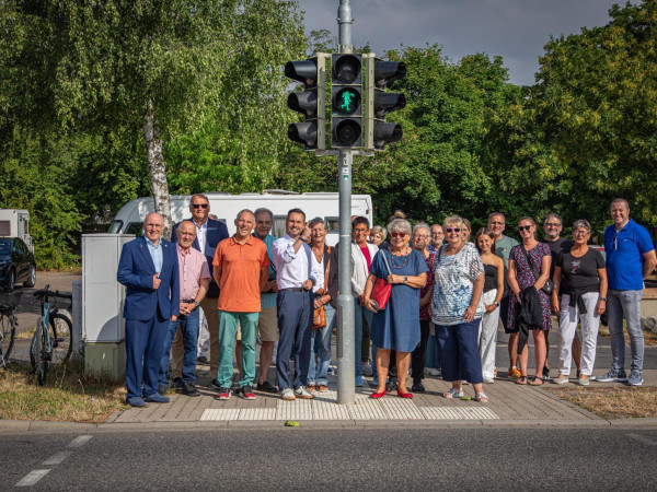 Auf der Karthause konnte der Koblenzer Oberbüergermeister David Langner (5. von links) mit zahlreichen Familienmitgliedern Schupps, Freunden, Bekannten, Ratsmitgliedern  und Mitarbeitenden der Stadtverwaltung die zweite Schängelampel in Gedenken an Torsten "Torty" Schupp in Betrieb nehmen.