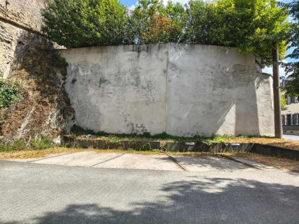 Auf dieser Wand am Parkplatz des Rhein-Museums soll ein neues großformatiges Wandbild während der 25. Museumsnacht in Koblenz entstehen.