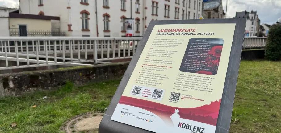 Auf eine Infotafel am Langemarkplatz ist die Historie erklärt. Auf eine Infotafel am Langemarkplatz ist die Historie erklärt.