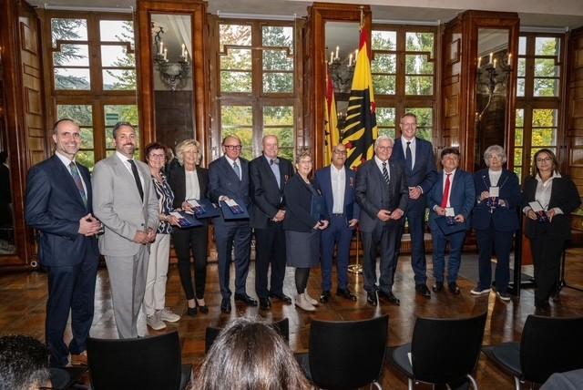 Auf Schloss Burg Namedy zeichnete der Bundespräsident fünf Frauen und vier Männer mit dem Verdienstorden der Bundesrepublik Deutschland aus. Auf Schloss Burg Namedy zeichnete der Bundespräsident fünf Frauen und vier Männer mit dem Verdienstorden der Bundesrepublik Deutschland aus.