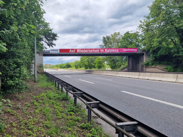 "Auf Wiedersehen in Koblenz": Das Verabschiedungsschild in Koblenz an der B9.