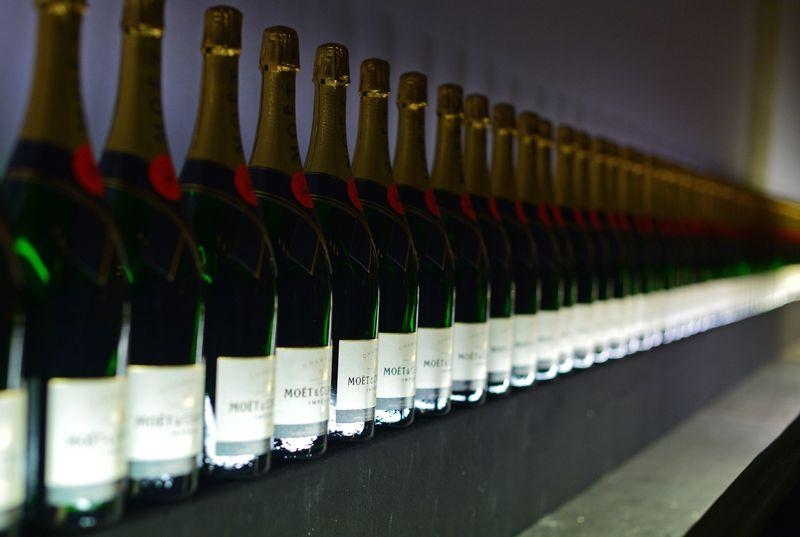 Aufgereihte Champagnerflaschen - die Marke der gestohlenen Flaschen blieb unklar. (Symbolbild) Aufgereihte Champagnerflaschen - die Marke der gestohlenen Flaschen blieb unklar. (Symbolbild)