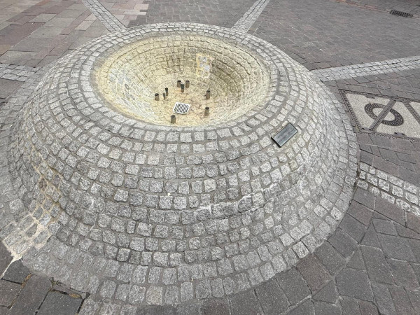 Aufgrund einer Beschädigung in der Nacht vom 10. auf den 11. April fehlen dem Entenbrunnen derzeit die Figuren und das Wasser. Die Reparatur läuft.