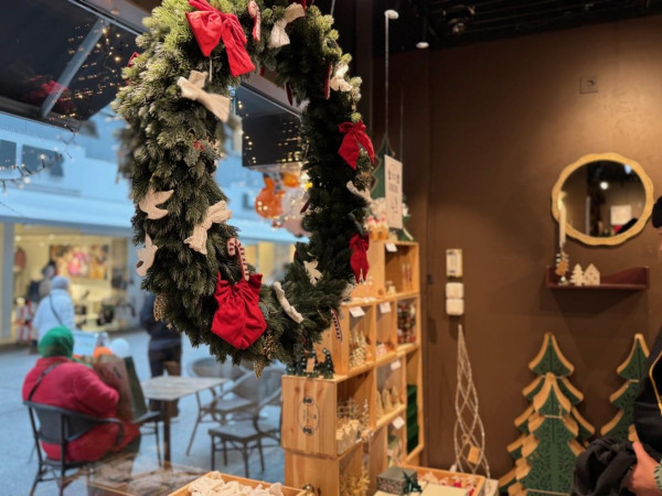 Außerdem gibt es eine breite Palette an Kerzen; perfekt für Adventskränze, Fensterbänke oder einen weihnachtlich gedeckten Festtisch.