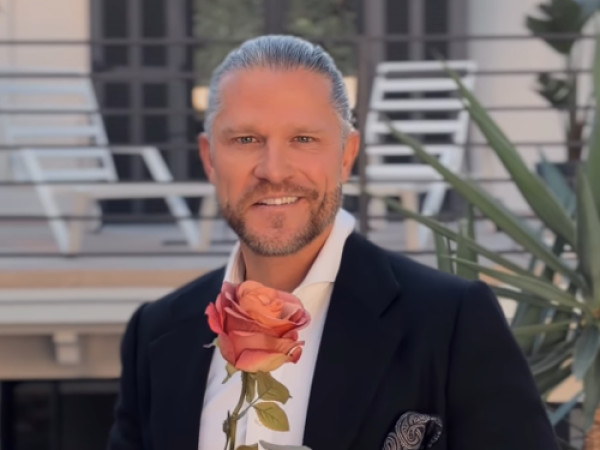 Bachelor Paul Janke verspricht im Video Rosen am Valentinstag.