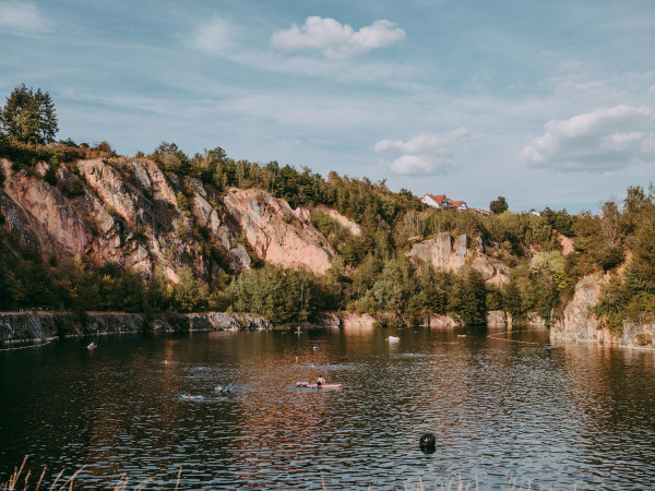 Badegäste im Baggersee Diez.
