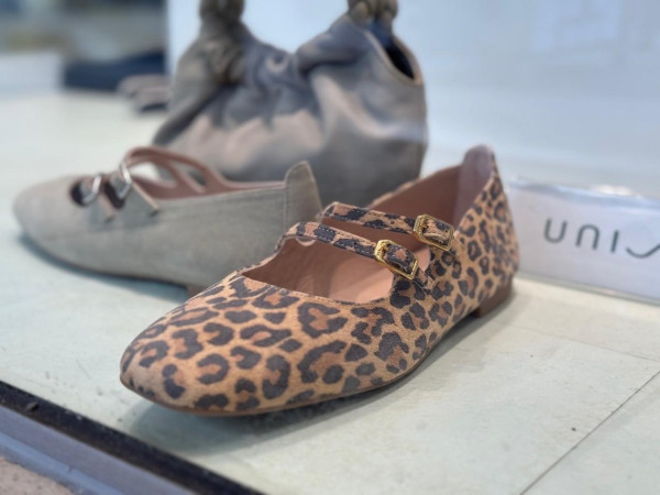 Ballerinas erleben 2025 ein echtes Revival. Egal ob Mesh, Leo oder Nieten; die flachen Schuhe sind wahre Allrounder.