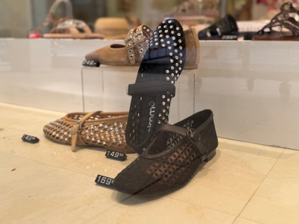Ballerinas erleben 2025 ein echtes Revival. Egal ob Mesh, Leo oder Nieten; die flachen Schuhe sind wahre Allrounder.