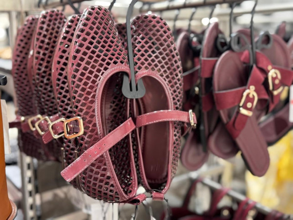 Ballerinas erleben 2025 ein echtes Revival. Egal ob Mesh, Leo oder Nieten; die flachen Schuhe sind wahre Allrounder.