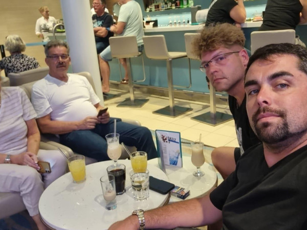 Banges Warten auf einem Kreuzfahrtschiff in Abu Dhabi: Familie Heinen aus Mayen.