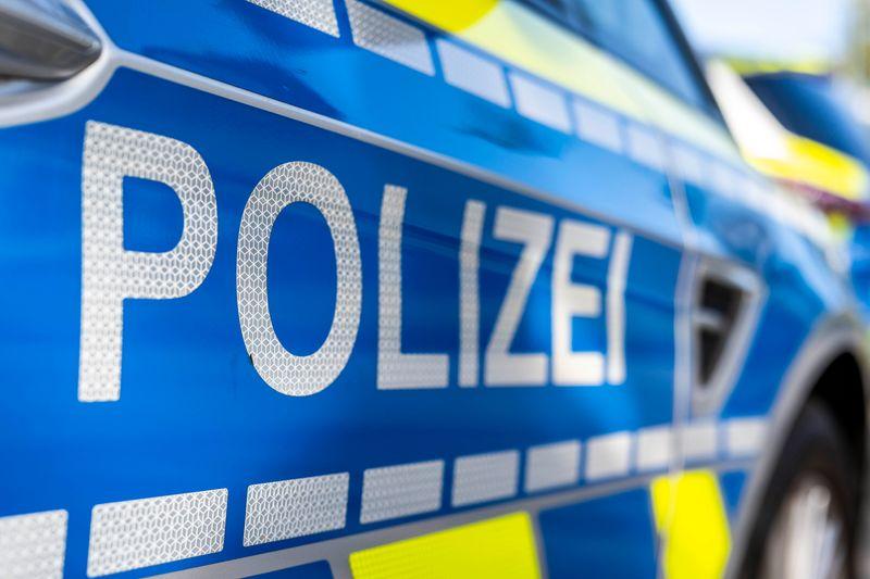 Bei den Durchsuchungen wurden auch Waffen und Gold gefunden. (Symbolbild)