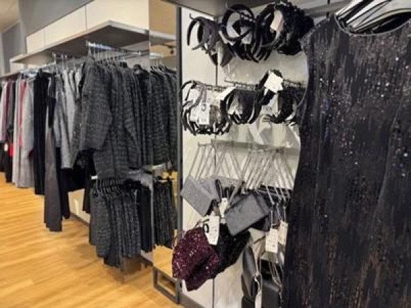 Bei der Modekette „C&A“ findet man nicht nur glitzernde Kleider sondern auch festliche Accessoires.