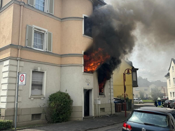 Bei einem Brand in einem Mehrfamilienhaus in Neuwied mussten am Mittwoch fünf Menschen über Leitern gerettet werden.