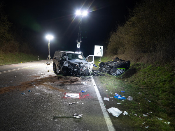 Bei einem schweren Unfall auf der L288 bei Westerburg sind am Freitagabend zwei Menschen gestorben.