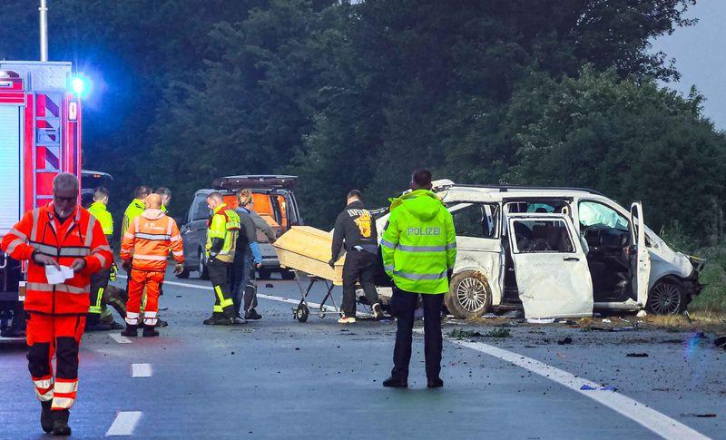 Bei einem Unfall eines Kleinbusses auf der Autobahn 48 bei Koblenz sind am 25. Mai drei Menschen tödlich verletzt worden. Bei einem Unfall eines Kleinbusses auf der Autobahn 48 bei Koblenz sind am 25. Mai drei Menschen tödlich verletzt worden.