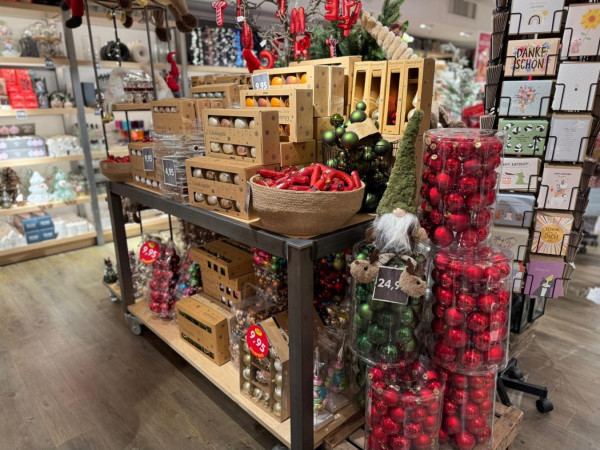 Bei „NANU-NANA“ im Löhrcenter Koblenz fällt vor allem die große Auswahl an Weihnachtskugeln ins Auge.