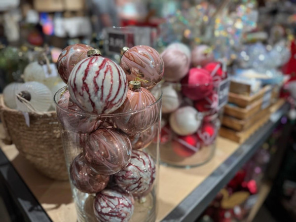 Bei „NANU-NANA“ im Löhrcenter Koblenz fällt vor allem die große Auswahl an Weihnachtskugeln ins Auge.