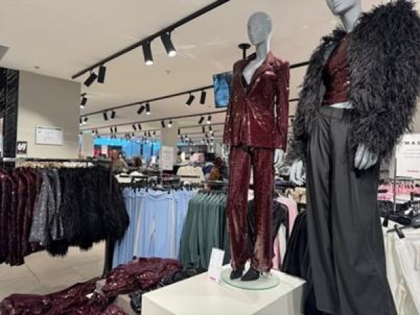 Bei „NEW YORKER“ im Forum Mittelrhein wird nicht gekleckert sonder geklotzt. Über Felljacken, strassbesetzte Minikleider und All-Over Pailletten-Anzüge, ist hier für jeden Partywütigen etwas dabei.
