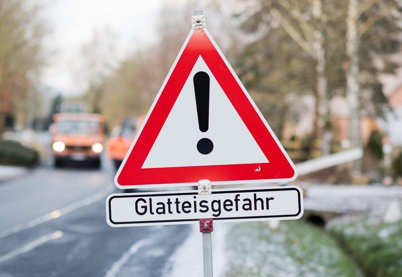 Bei Temperaturen von minus ein Grad kann es lokal zu Glatteis kommen. (Symbolbild)
