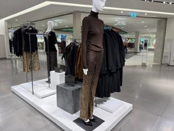 Bei „ZARA“ im Löhrcenter zeigt sich die festliche Mode eher schlicht und elegant. Im angesagten Schokobraun entdeckt man hier zeitlose Basics kombiniert mit festlichen Highlights.