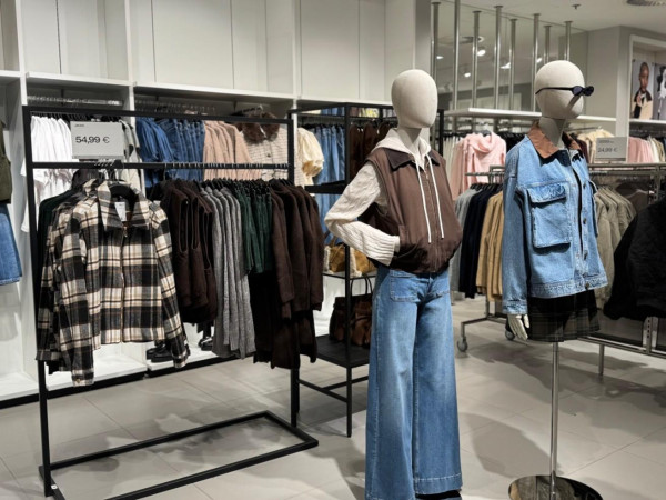 Beim Moderiesen „H&M“ im Forum Mittelrhein trifft Denim auf Wolle.