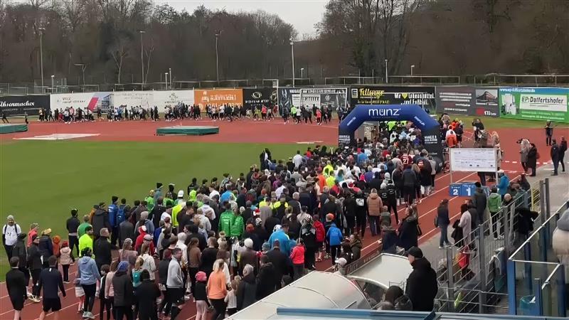 Beim zweiten Advents-Spendenlauf im Stadion Oberwerth liefen 803 Teilnehmerinnen und Teilnehmer mit.