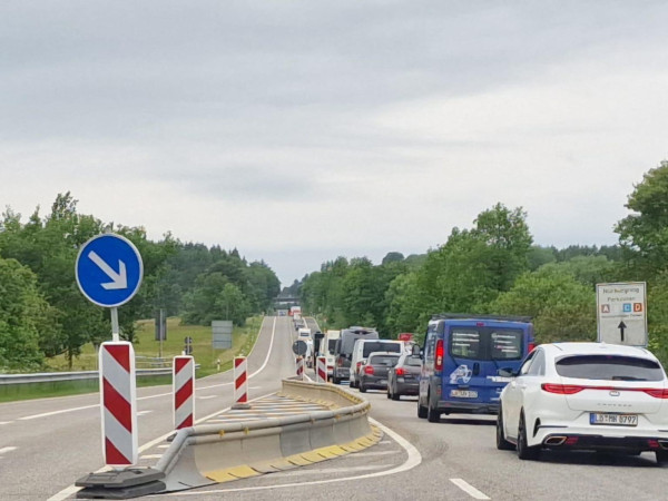 Bereits mehrere Kilometer vor dem Festivalgelände beginnt der Stau.
