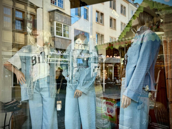 Besonders auffällig in den Schaufenstern: Denim in allen Variationen.