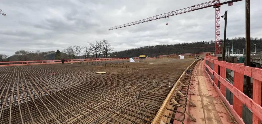 Betonarbeiten stehen an der Pfaffendorfer Brücke an.