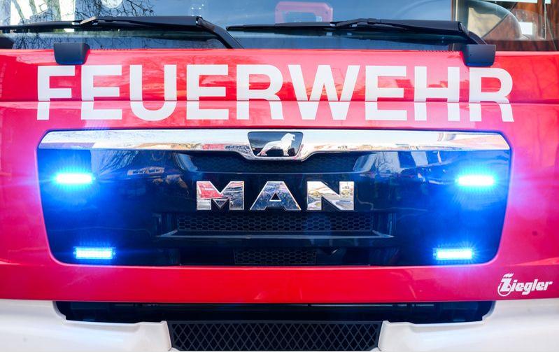 Bis zum Morgen lässt die Feuerwehr das Haus ausbrennen, wie die Polizei mitteilte. (Symbolbild)