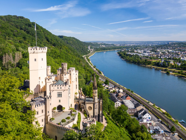 Blick auf Koblenz, den Rhein und Schloss Stolzenfels.