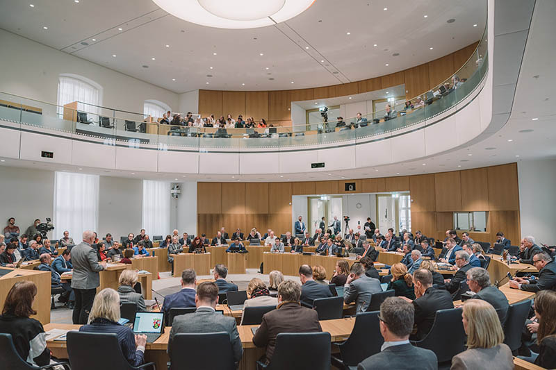 Blick in den Plenarsaal des Landtags von Rheinland-Pfalz in Mainz.