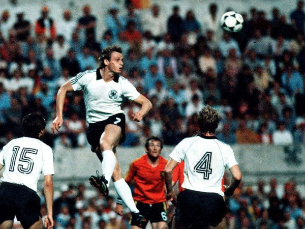 Briegel im Einsatz für Westdeutschland im Finale der Europameisterschaft 1980.