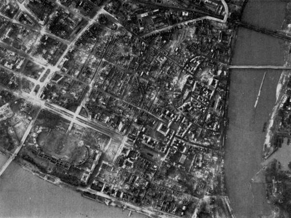 Britisches Luftbild nach dem verheerenden Angriff vom 6. November 1944. Die Koblenzer Altstadt mit dem ausgebrannten Kurfürstlichen Schloss links unten.